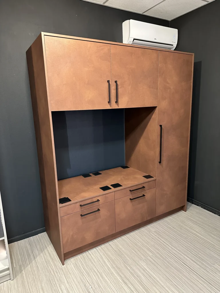 Maatwerk kast in koperlook met hoge kast, lades en een open werkpleknis